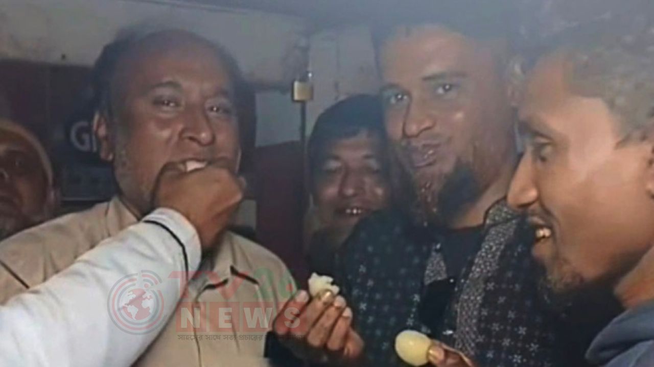 বিএনপি থেকে বহিষ্কার হয়ে মিষ্টি বিতরণ, ভিডিও ভাইরাল