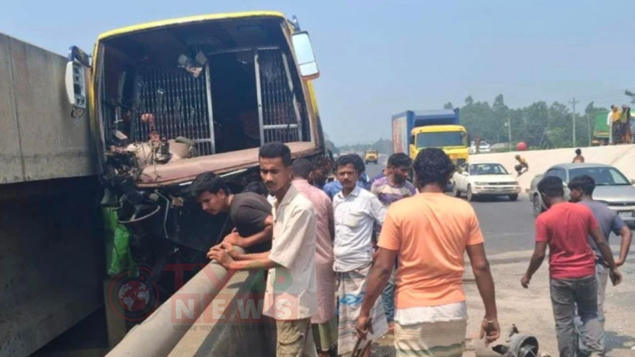 সিরাজগঞ্জে যাত্রীবাহী বাস উল্টে নিহত ৩
