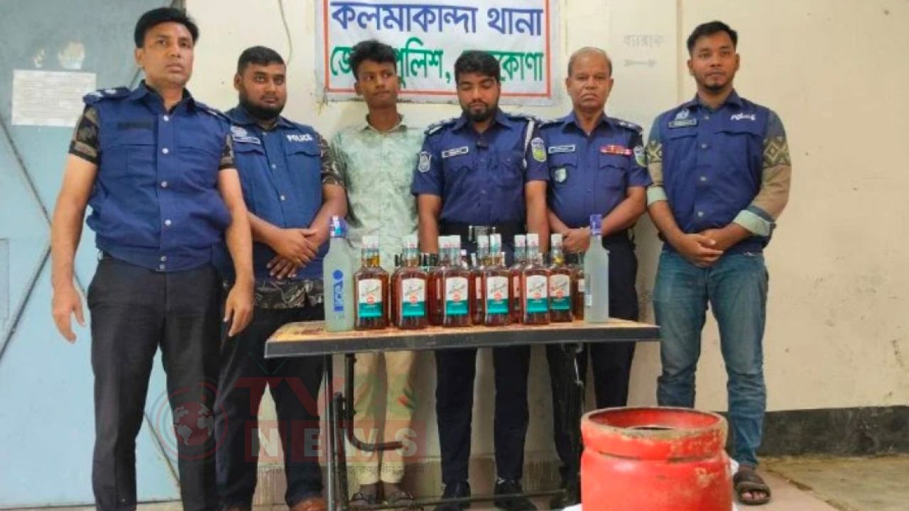গ্যাস সিলিন্ডার ও চালের বস্তায় লুকানো ভারতীয় মদসহ যুবক আটক