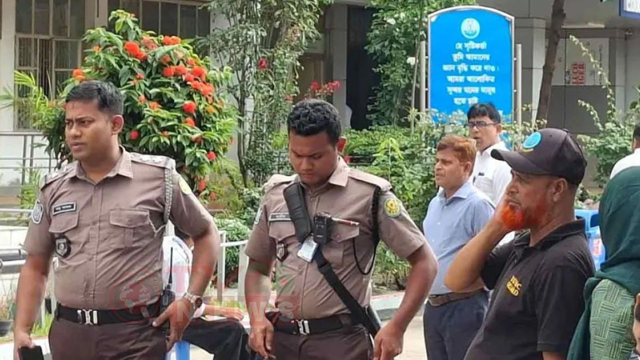 এইচএসসি পরীক্ষার কেন্দ্রে পুলিশের বডি ওর্ন ক্যামেরায় নজরদারি