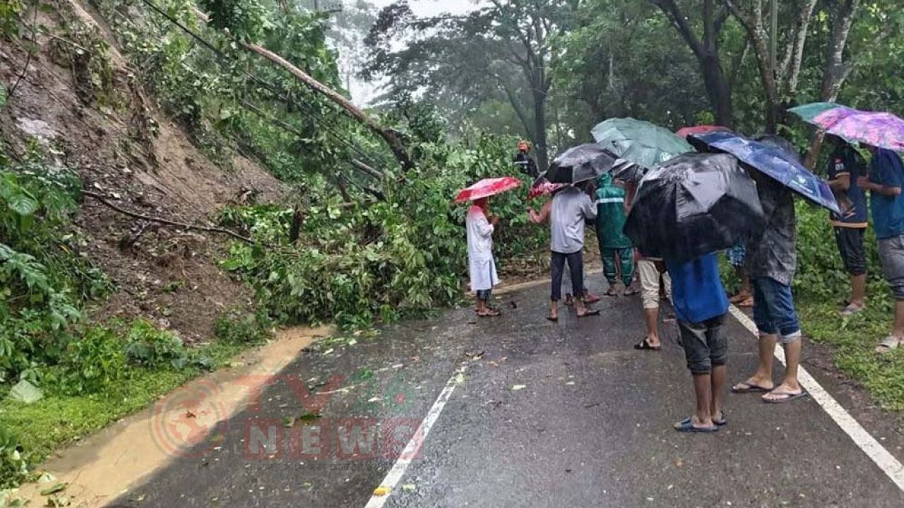 রাঙামাটিতে পাহাড় ধসে সড়কে যানবাহন চলাচল ব্যাহত