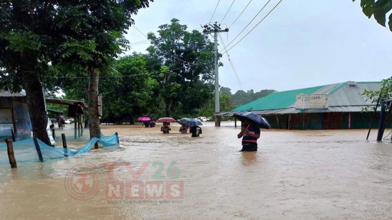 টানা বর্ষণে খাগড়াছড়ি প্লাবিত, সড়কে যান চলাচল বন্ধ