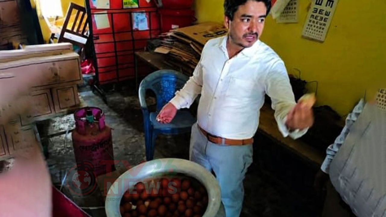 নীলফামারীতে শিক্ষার্থীদের মিড-ডে মিলে পচা ডিম পেলেন ইউএনও