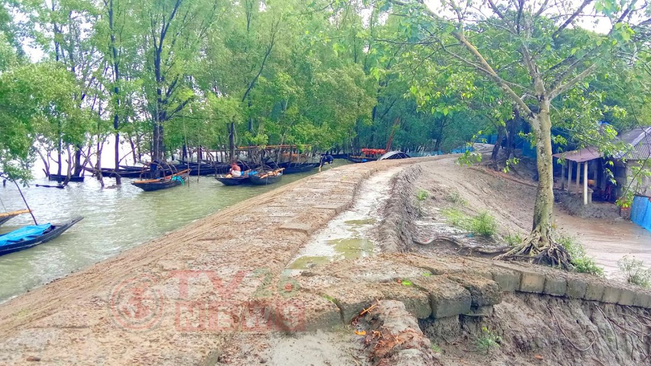 এক যুগেও সংস্কার হয়নি কয়রার নদী রক্ষা বেড়িবাঁধ