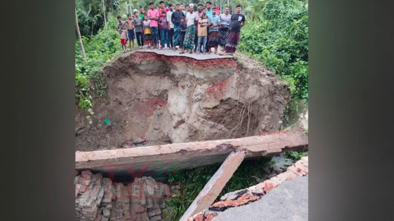 অতিবৃষ্টিতে মাগুরায় কালভার্ট ধস, সড়কে ৩০ ফুট গর্ত