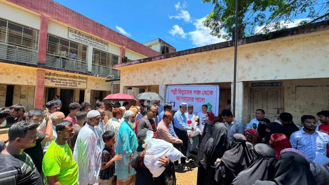 চট্টগ্রামে বন্যাকবলিত মানুষের পাশে পল্লী বিদ্যুৎ