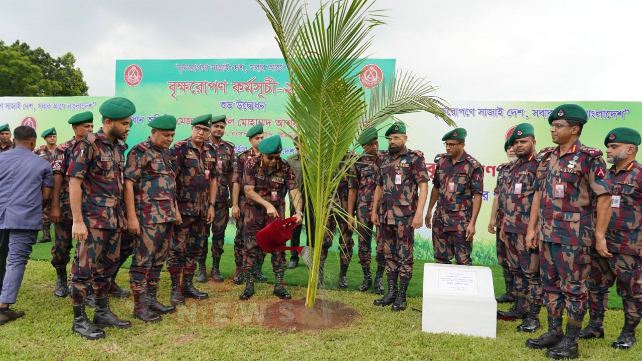 পিলখানায় গাছ লাগিয়ে এতে পানি দেন বিজিবি মহাপরিচালক
