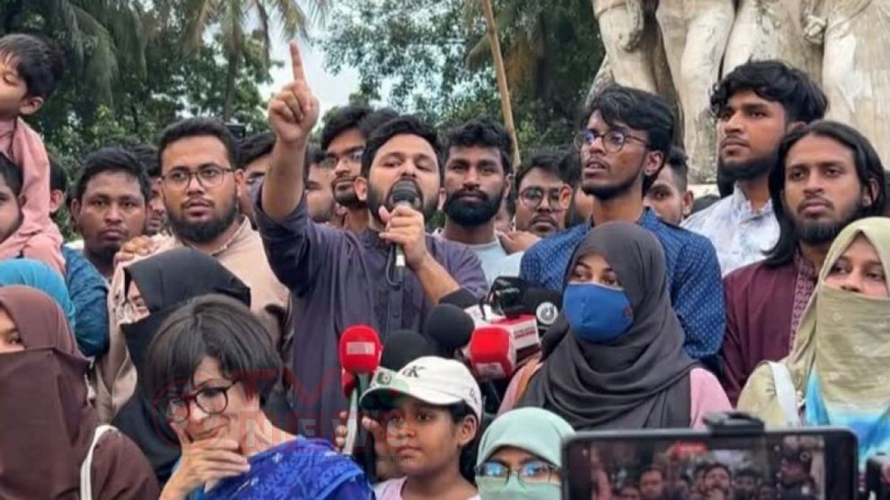 পদত্যাগকারী রাষ্ট্রপতিকে গ্রেফতারের দাবি ইনকিলাব মঞ্চের