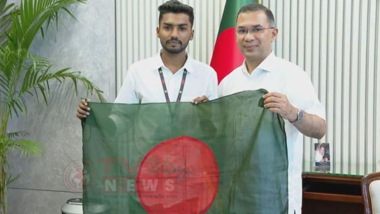 প্রধানমন্ত্রীর হাতে রক্তমাখা জাতীয় পতাকা তুলে দিলেন জুলাইযোদ্ধা শেখ আজিজুর