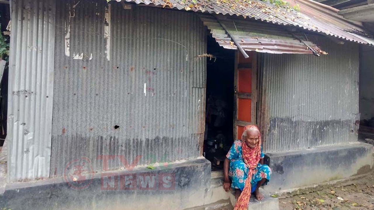 অনাহারে-অর্ধাহারে দিন কাটে শতবর্ষী সোনাভানুর