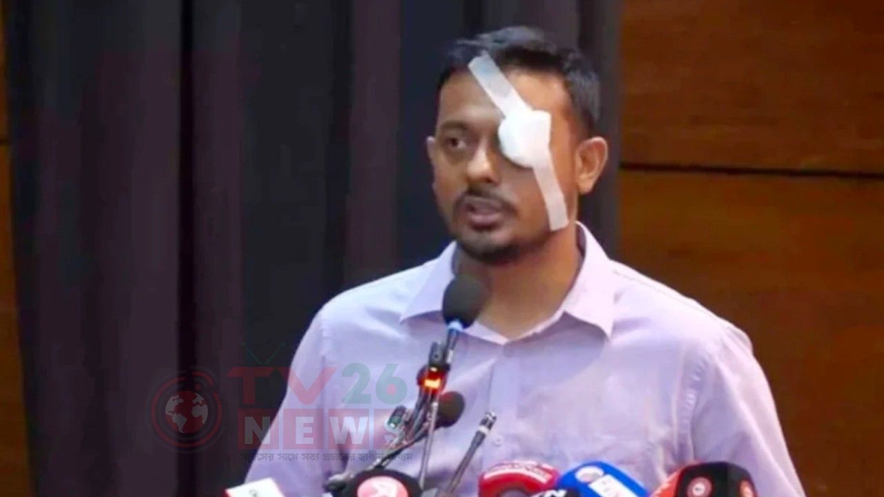 চোখে ব্যান্ডেজ নিয়ে বক্তব্য দিলেন নাসীরুদ্দীন পাটওয়ারী