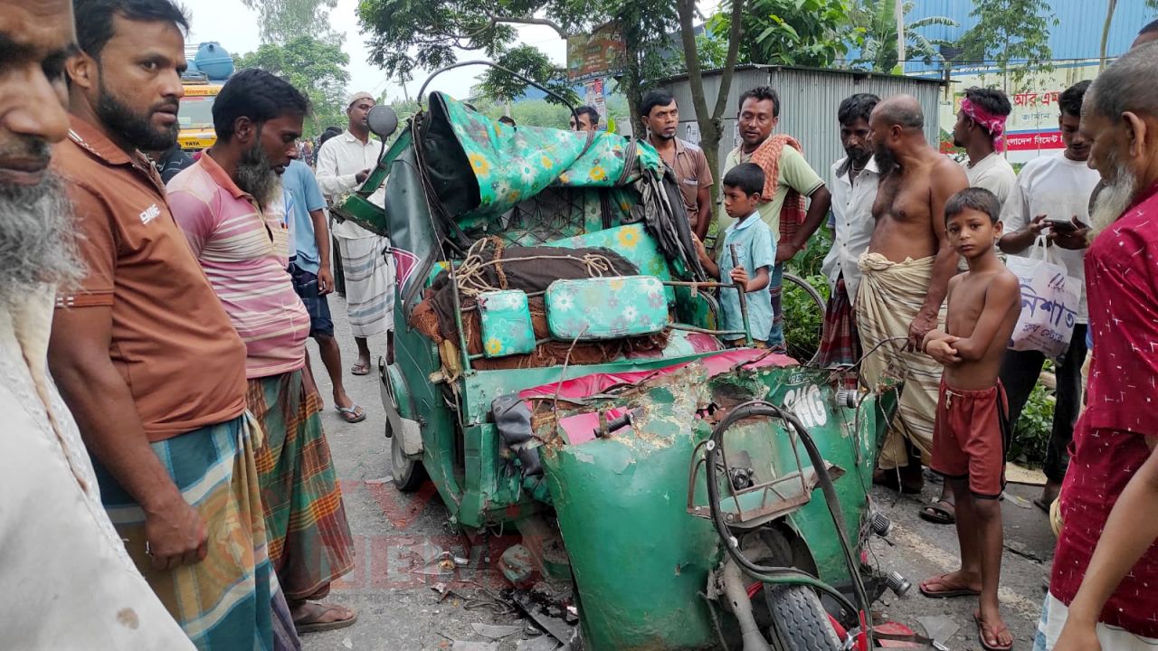 সিরাজগঞ্জে দাঁড়িয়ে থাকা ট্রাকে অটোরিকশার ধাক্কা, চালকসহ নিহত ২