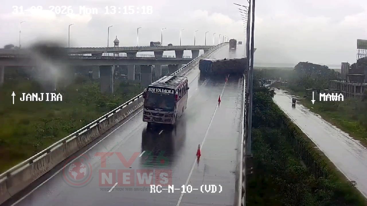 পদ্মা সেতুর মাওয়া প্রান্তে বাস উল্টে আহত ৮