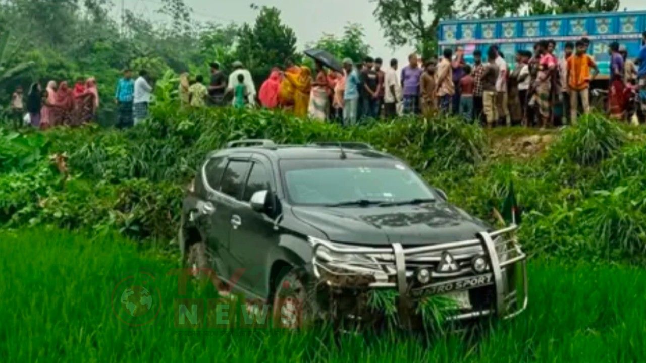শিবগঞ্জে সড়ক দুর্ঘটনায় জনপ্রশাসন প্রতিমন্ত্রীর গাড়ি, আহত ১