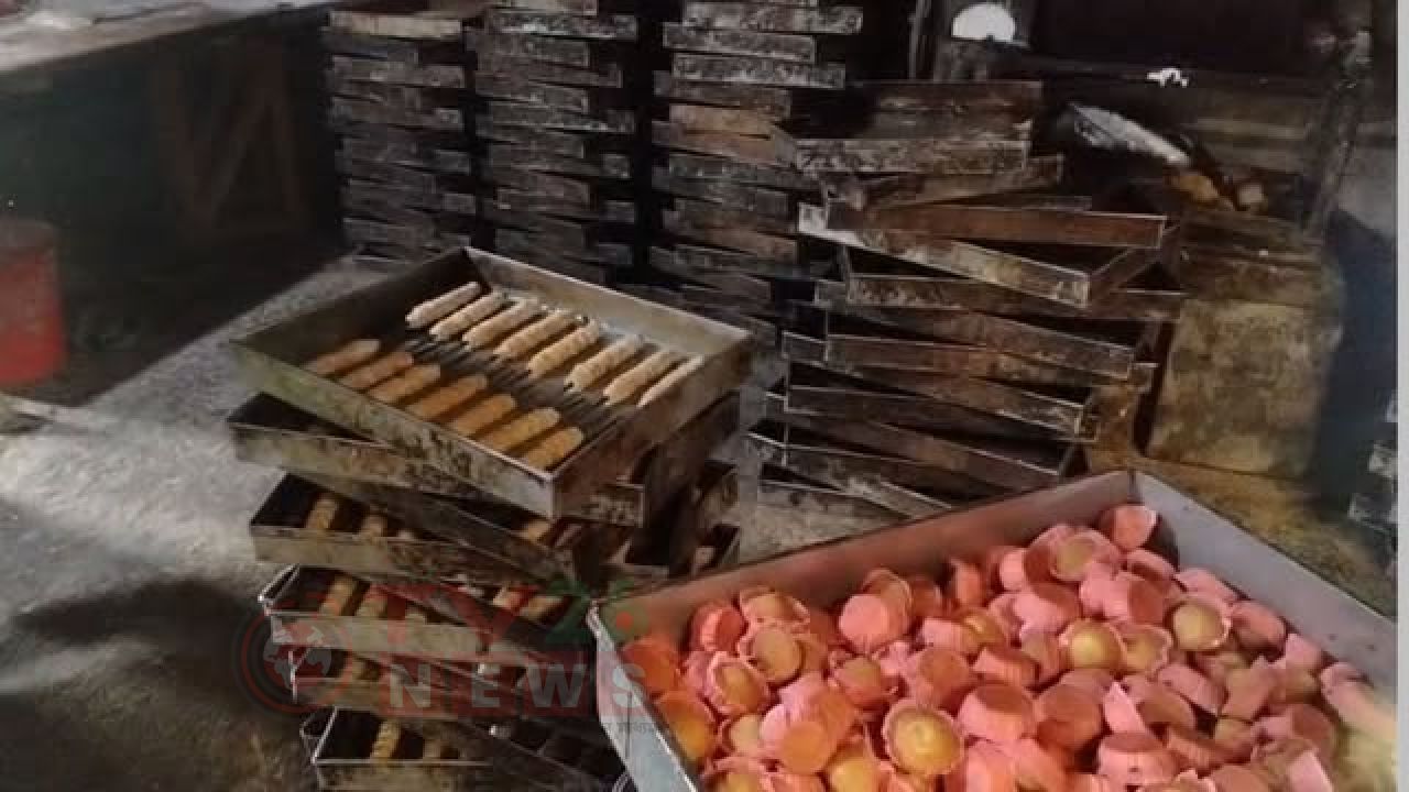অস্বাস্থ্যকর পরিবেশে তৈরি হচ্ছে বেকারি পণ্য