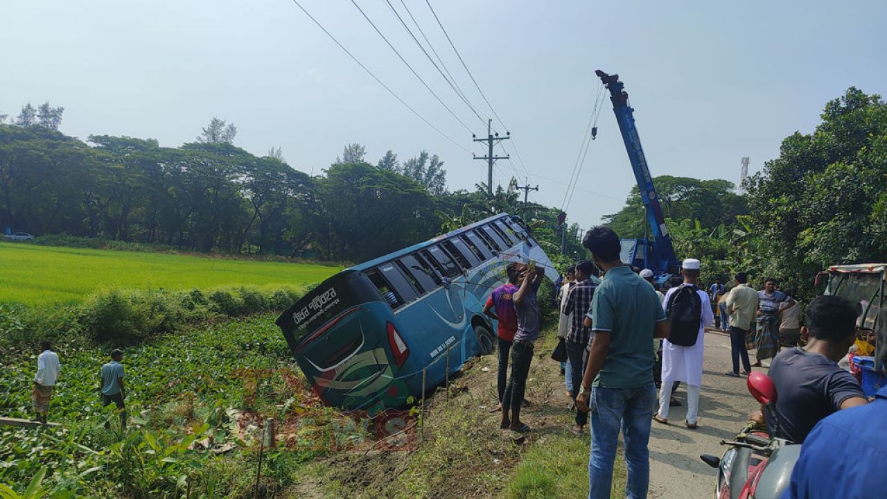 নোয়াখালীর সুবর্ণচরে নিয়ন্ত্রণ হারিয়ে বাস উল্টে আহত ১২