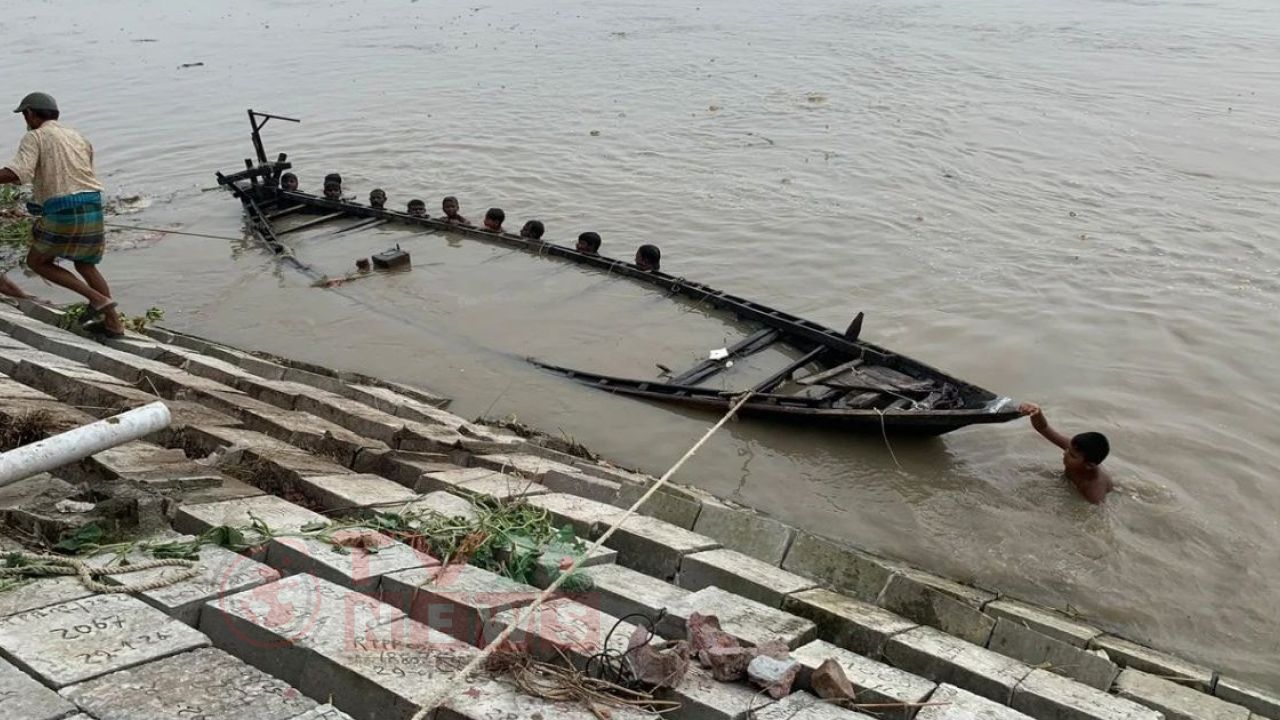 প্রায় ৭৫ মিটার বাঁধ ক্ষতিগ্রস্ত, নোঙর করা ২০ নৌকা ডুবেছে