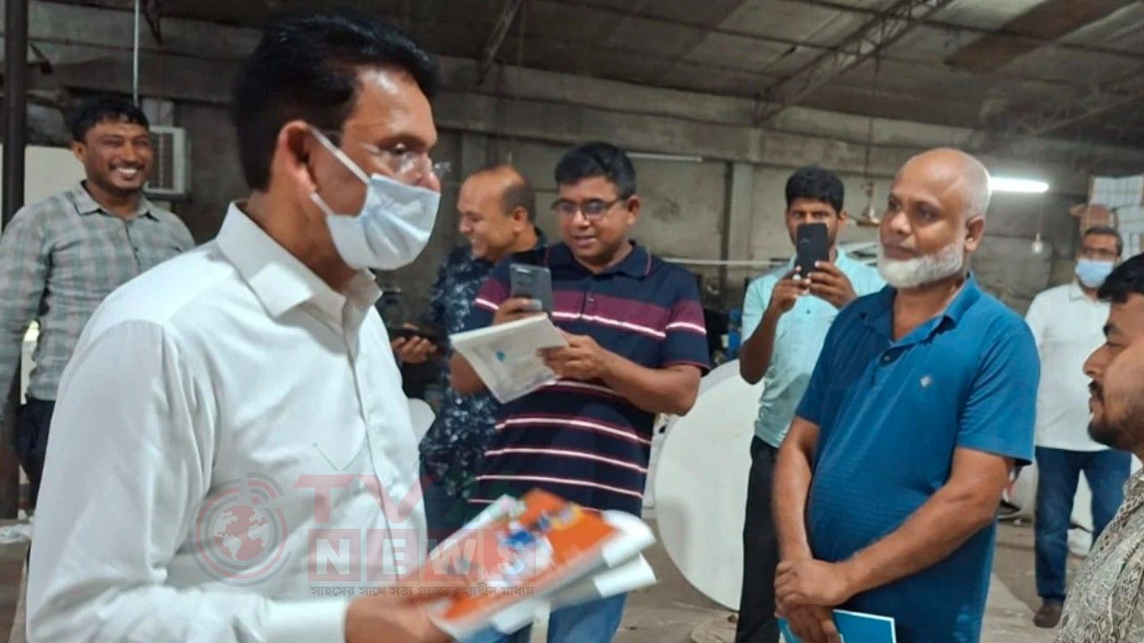 ছাপাখানায় মধ্যরাতে শিক্ষামন্ত্রী, যাচাই করলেন বইয়ের মান