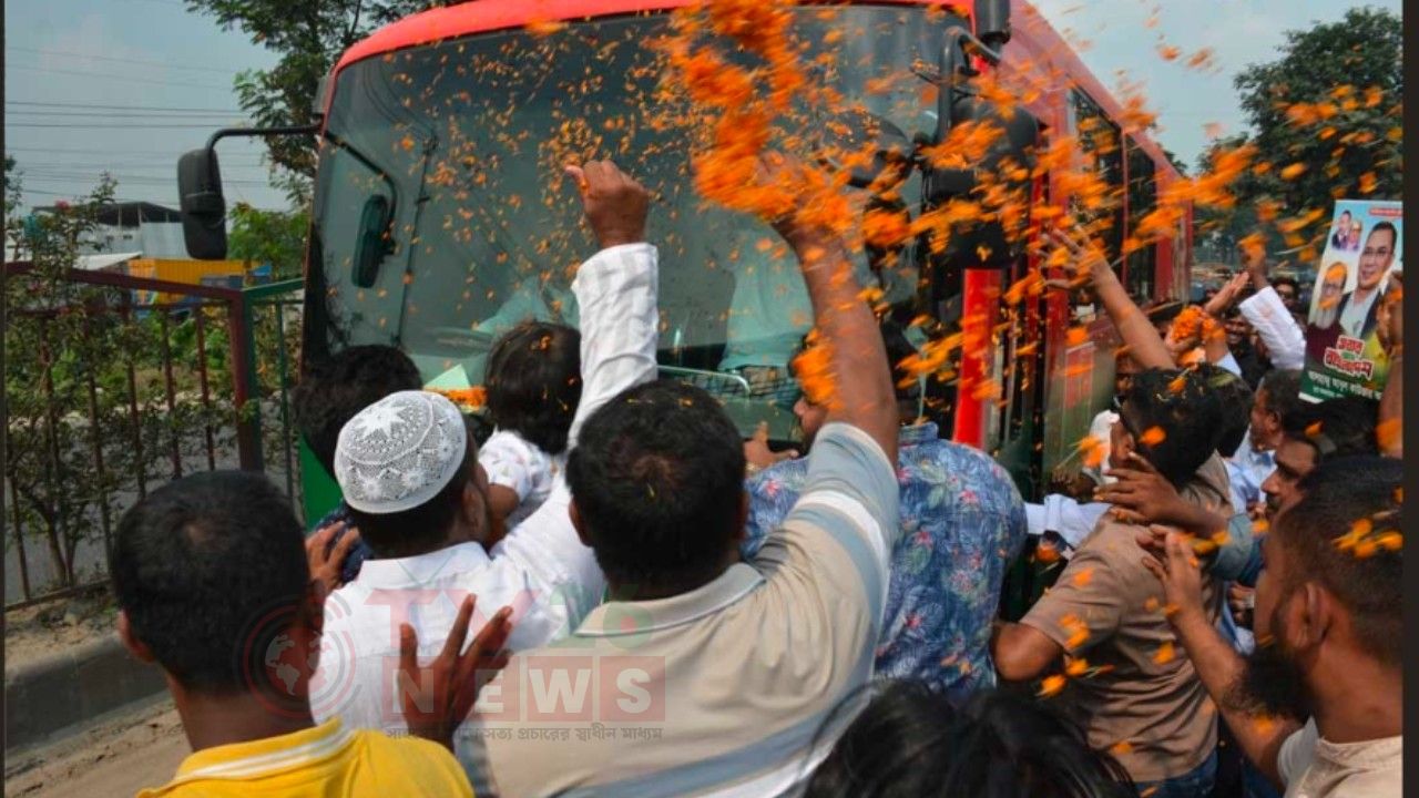 ঢাকা-চট্টগ্রাম মহাসড়কে জনতার ঢল, প্রধানমন্ত্রীর গাড়ি ঘিরে পুষ্পবৃষ্টি