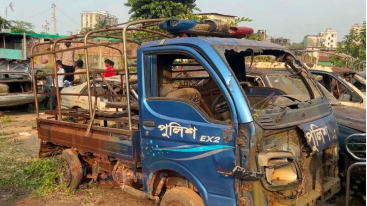 ‎আশুলিয়ায় পাওয়া গেলো ছয়জনকে পুড়িয়ে মারা সেই পুলিশ ভ্যান