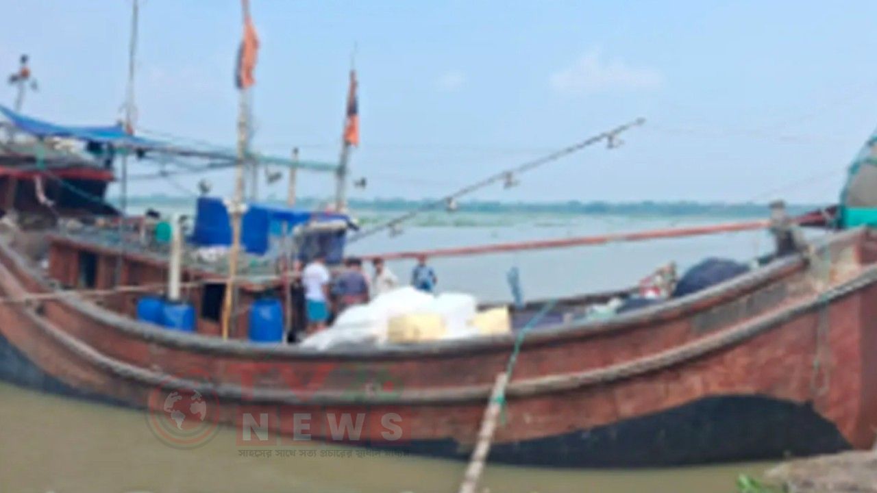 পিরোজপুরে বিপুল পরিমাণ অবৈধ ভারতীয় শাড়িসহ ফিশিং ট্রলার জব্দ