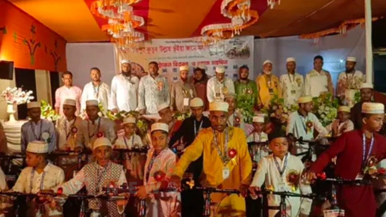 ফেনীতে জামাতে নামাজ পড়ে বাইসাইকেল পেল ৩২ কিশোর