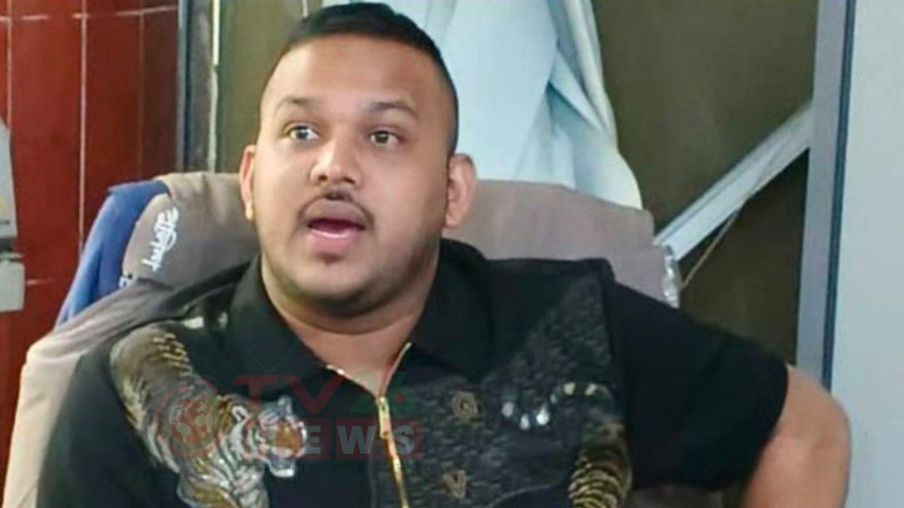 প্রিজন ভ্যান খুলে দেন এসআই, প্রাইভেট কারে চলে যান ‘পিচ্চি রাজা’