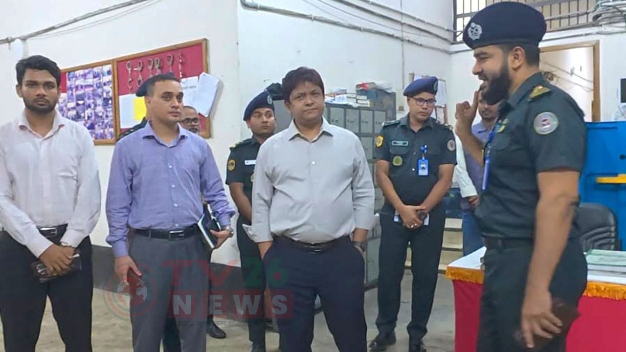 কাশিমপুর কারাগার পরিদর্শনে গাজীপুরের জেলা প্রশাসক