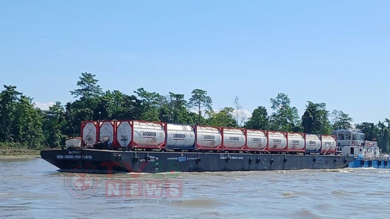 ৭০ বছর পর আসাম থেকে নৌপথে বাংলাদেশে পণ্যবাহী জাহাজ