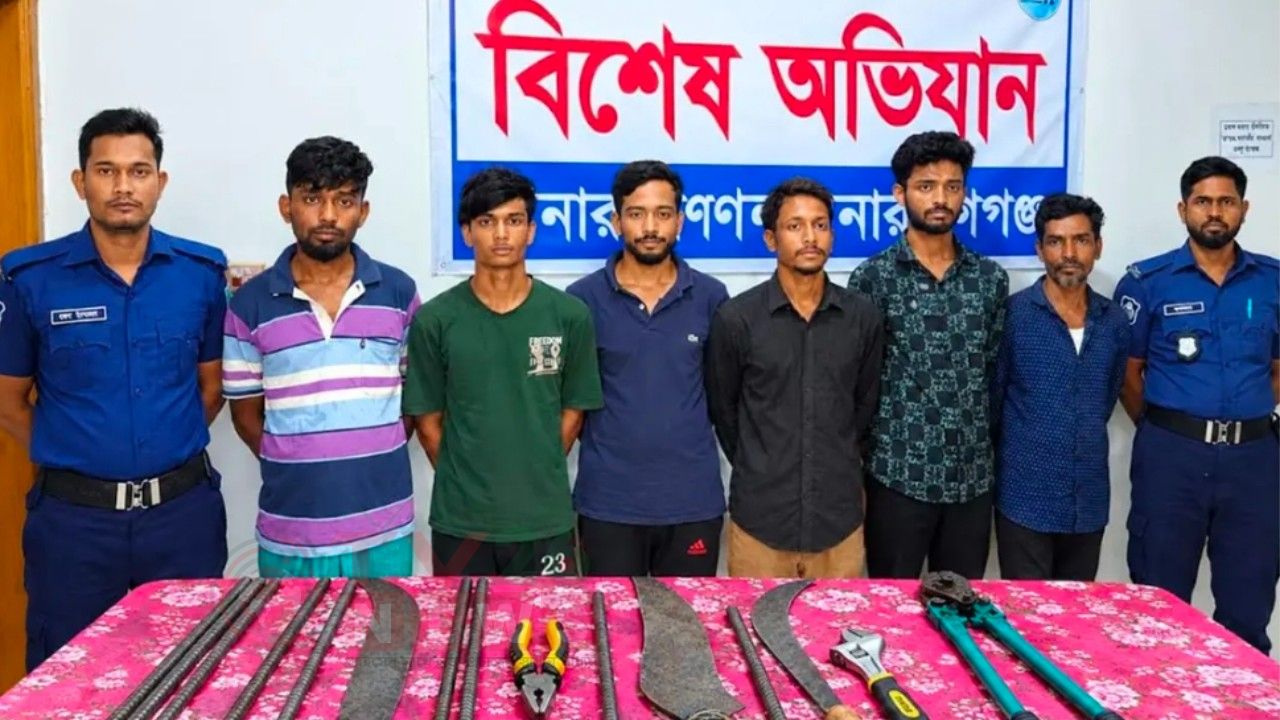সোনারগাঁয়ে ডাকাতির প্রস্তুতিকালে অস্ত্র ও সিএনজিসহ গ্রেপ্তার ৬