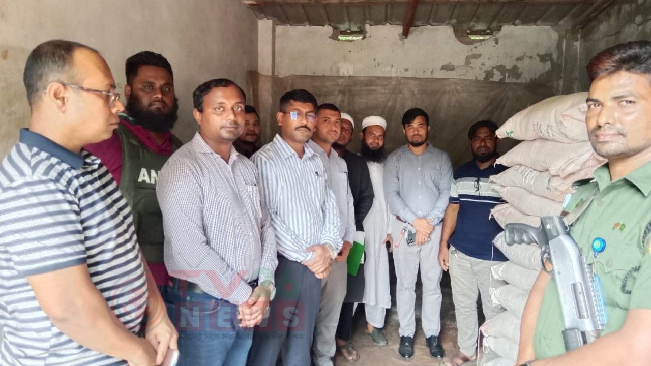 কালকিনিতে অতিরিক্ত মজুদ ১৪০ বস্তা সার জব্দ, ডিলারকে ২০ হাজার টাকা জরিমানা
