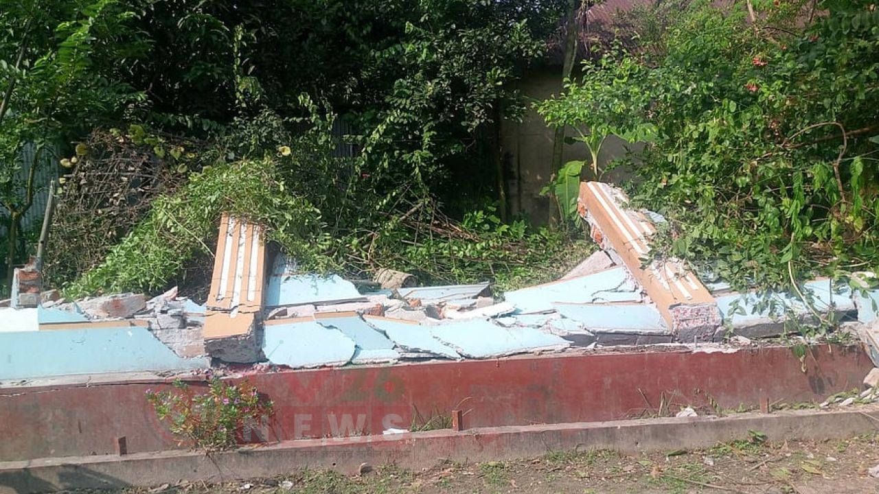 লালমনিরহাটে এবি পার্টির নেতার বাড়ির সীমানাপ্রাচীর বুলডোজার দিয়ে গুঁড়িয়ে দেওয়ার অভিযোগ
