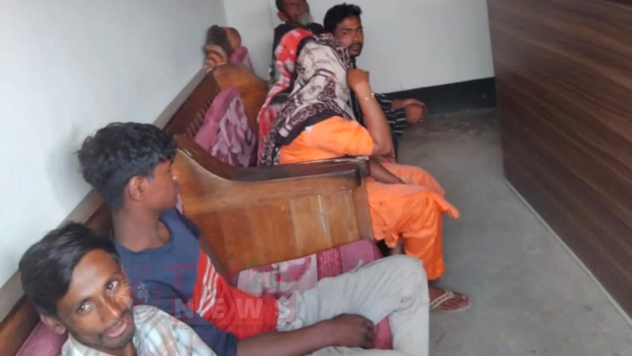 পঞ্চগড়ে পুশইন হওয়া ৬ জন বাসে উঠতে গিয়ে স্থানীয়দের হাতে আটক