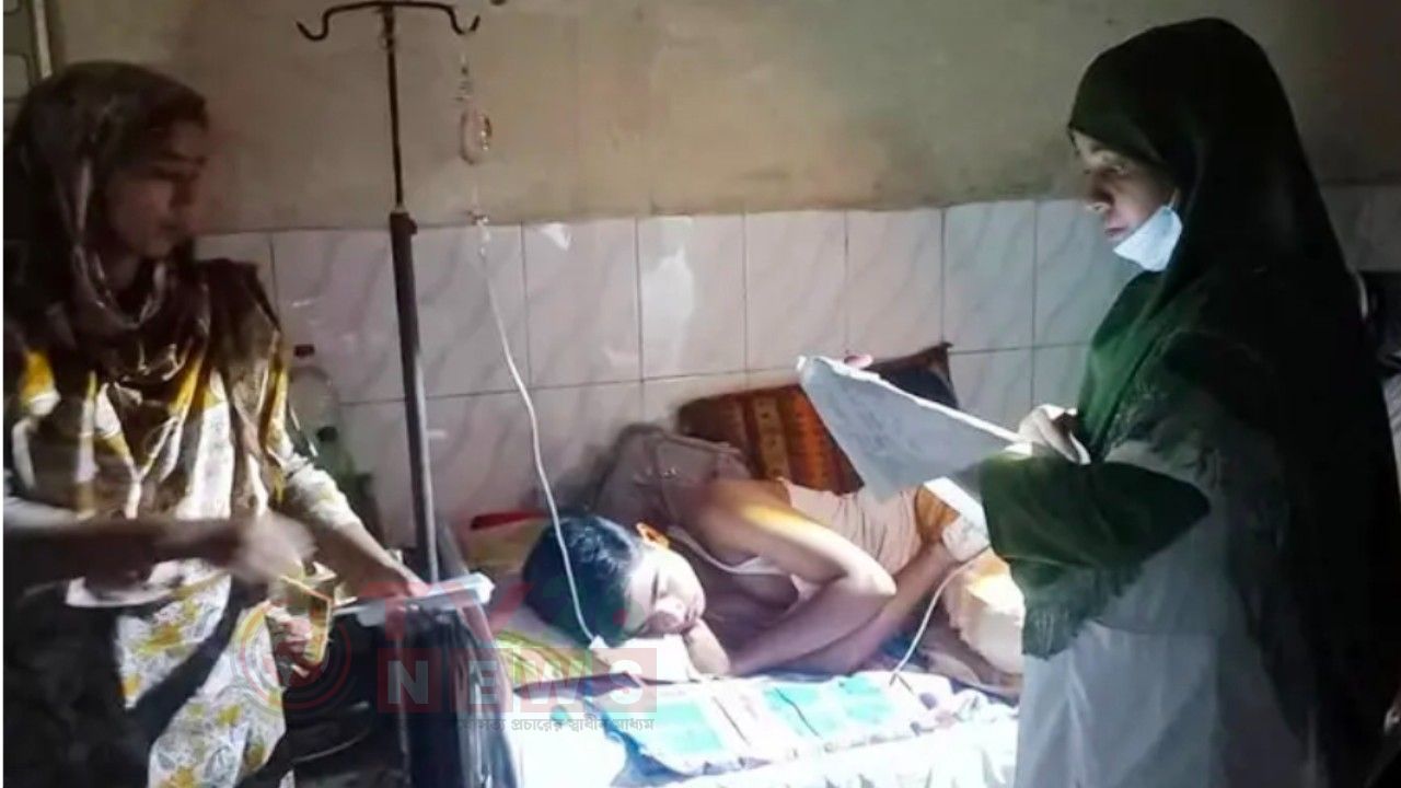 বিদ্যুৎবিভ্রাটে মোবাইল ফোনের ফ্ল্যাশলাইটে চলছে হাসপাতালের চিকিৎসা