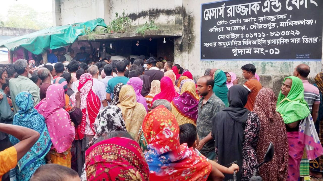 সার না পেয়ে গুদামে ঢুকে গেলেন কৃষকেরা, পরে পুলিশ পাহারায় বিতরণ