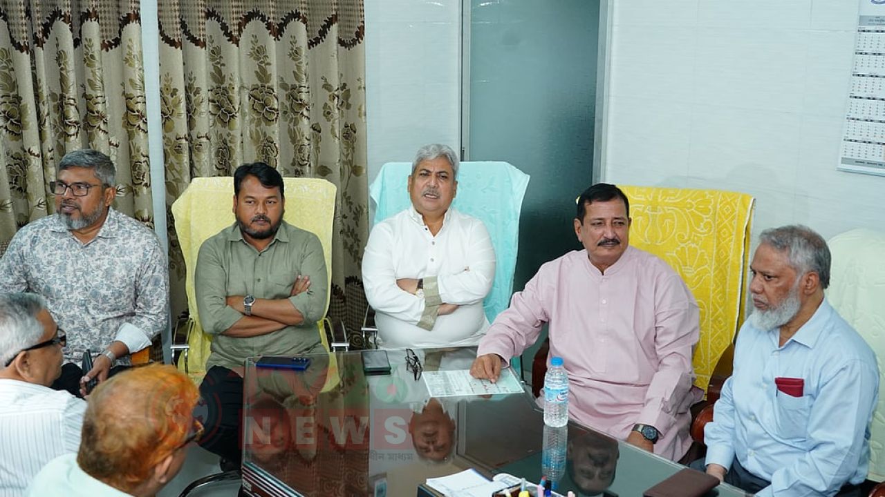 উপাচার্যকে চেয়ারে বসিয়ে ভূমিমন্ত্রী বললেন, ‘দুষ্কৃতকারীদের কোনো দলীয় পরিচয় নেই’