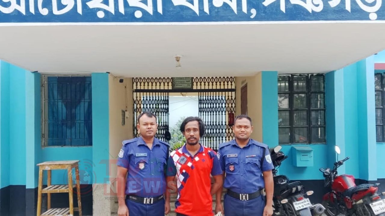 পঞ্চগড়ে নিজ বাড়ি থেকে ‘লাল ভাই’ আটক