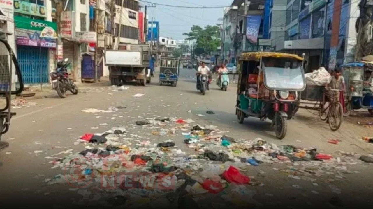 লক্ষ্মীপুরে সড়কে ময়লার স্তূপ ও তীব্র দুর্গন্ধ, ভোগান্তি