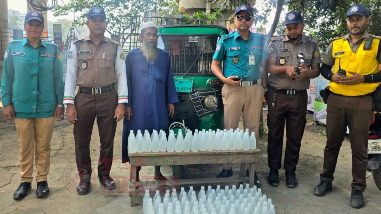 সিএনজি অটোরিকশা থামাতেই পালালেন যাত্রী, মিললো ১৪৪ বোতল বাংলা মদ