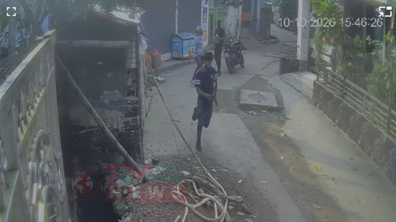 মোটরসাইকেল থেকে নেমে যুবককে গুলি, ধরা পড়ল সিসি ক্যামেরায়