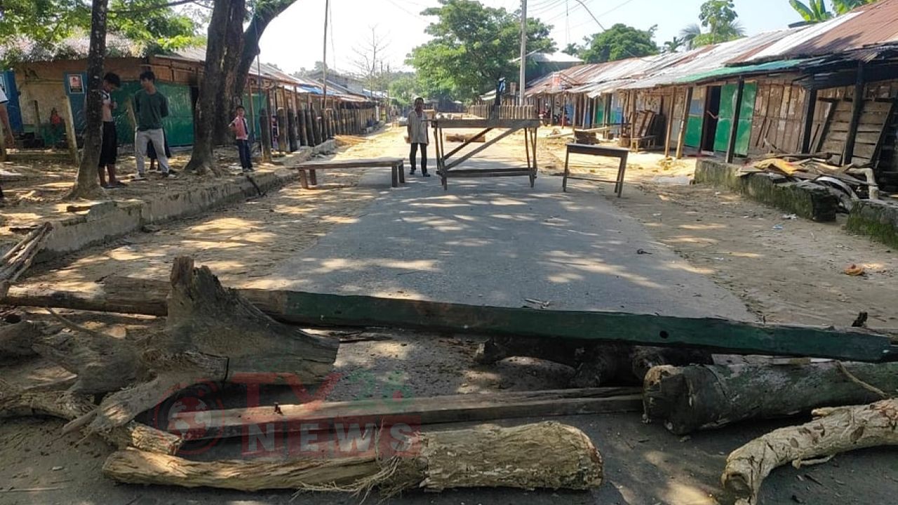 সাজেকে অনির্দিষ্টকালের জন্য সড়ক অবরোধ শুরু, পর্যটকদের কী হবে