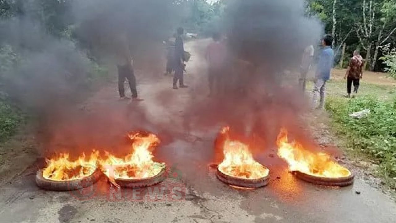 সাজেক-দীঘিনালা সড়কে অবরোধ, আটকা পড়েছেন পর্যটকেরা