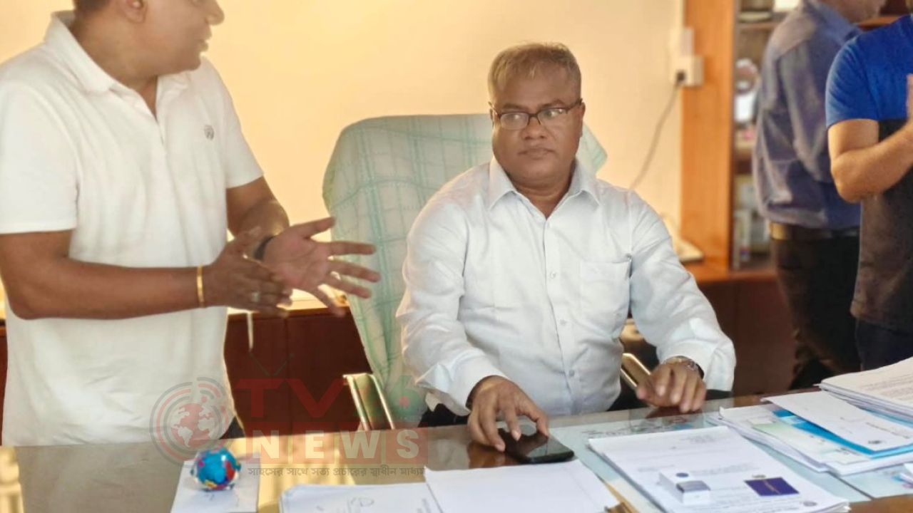 চুয়েটে শাটডাউন, ছাত্রদল নেতাদের নিয়ে তালা ভেঙে নিজ দফতরে ঢুকলেন নতুন উপাচার্য