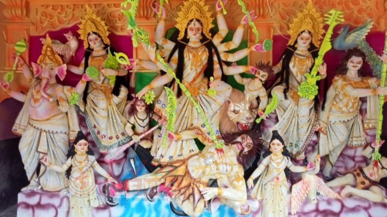 ৩৫ হাজার মুক্তাপুঁথিতে সাজানো হচ্ছে দুর্গাপ্রতিমা