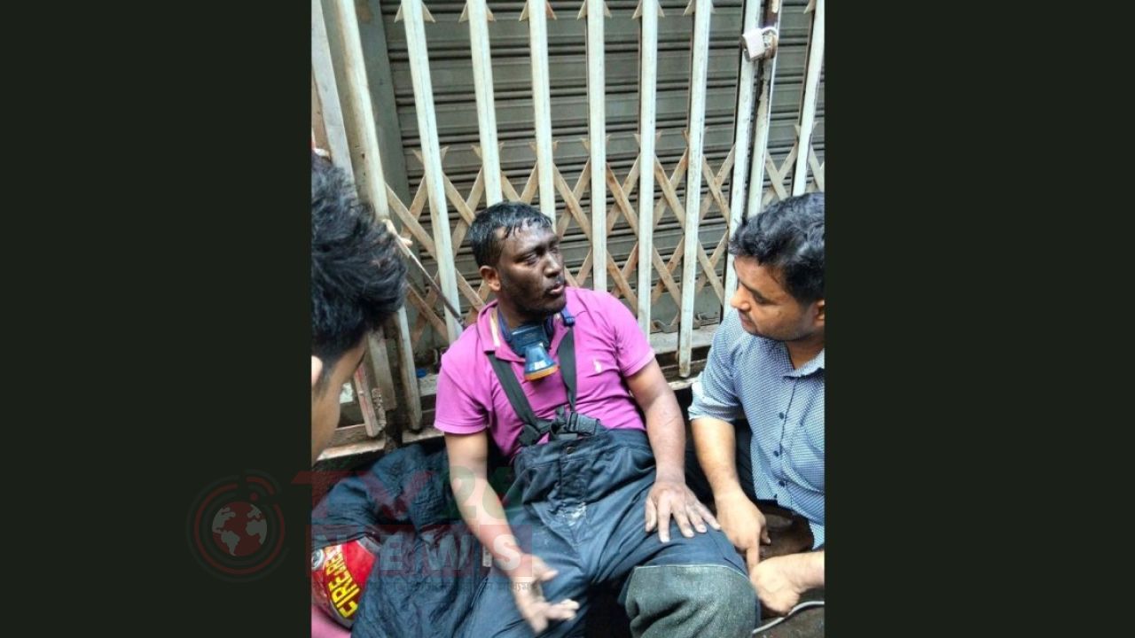 চকবাজারে আগু‌নের ধোঁয়ায় চেহারা কা‌লো হ‌য়ে গে‌ছে ফায়ার ফাইটার ও স্বেচ্ছা‌সেবক‌দের