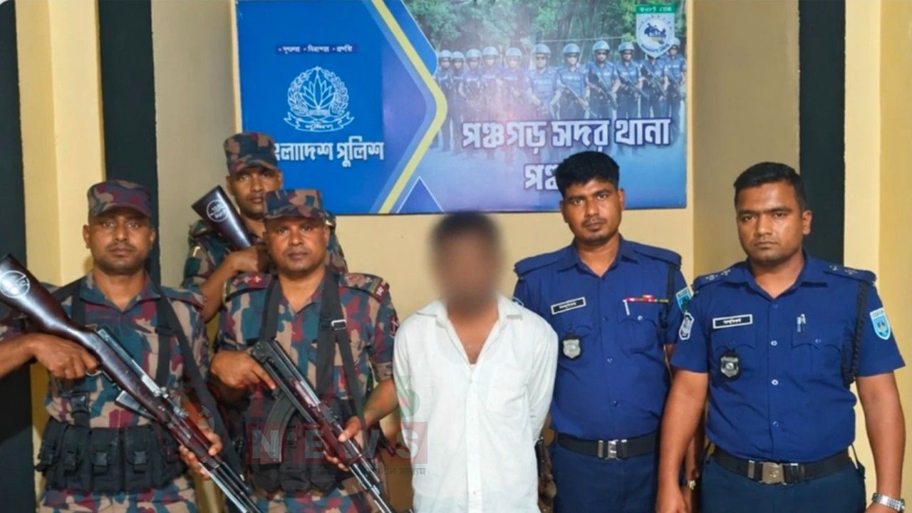 পঞ্চগড় সীমান্তে ভারতীয় সিরাপসহ মাদককারবারি আটক