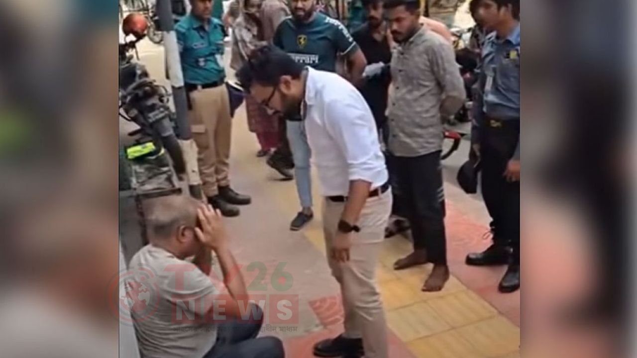 ঢাকার ফুটপাতে মারধরের ঘটনায় যুবক আটক, দাঁড়িয়ে থাকা পুলিশ সদস্য প্রত্যাহার