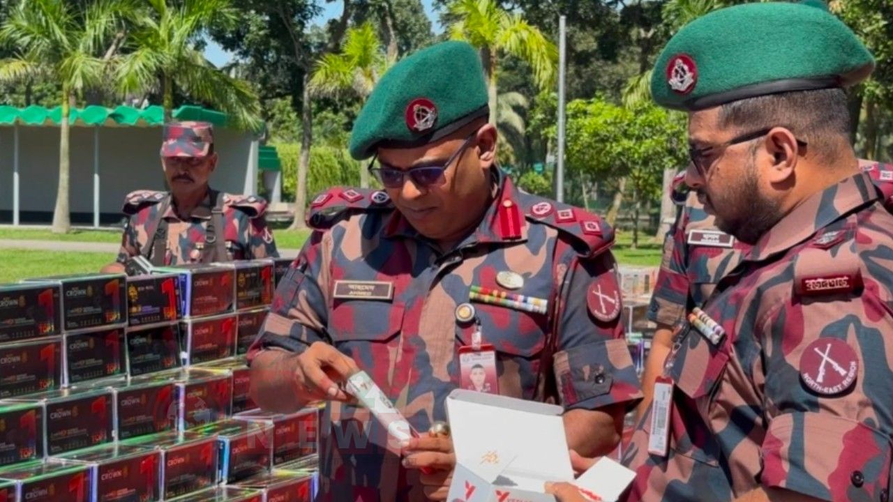 বিজিবির ধাওয়ায় কার্টন ফেলে পালাল চোরাকারবারিরা, জব্দ ১২ কোটি টাকার মোবাইল ডিসপ্লে