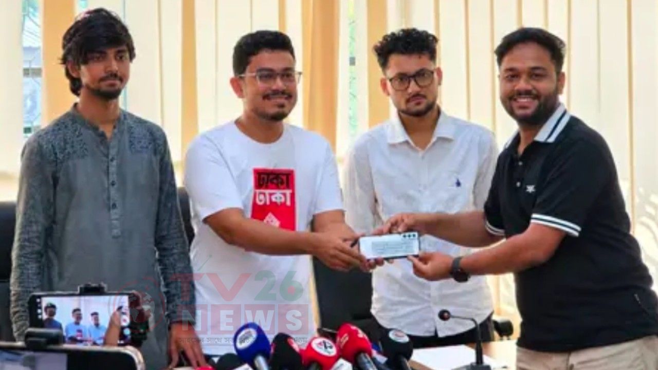 ডাকসুর উদ্যোগে চুরি হওয়া ফোন ফিরে পেলেন ঢাবির তিন শিক্ষার্থী