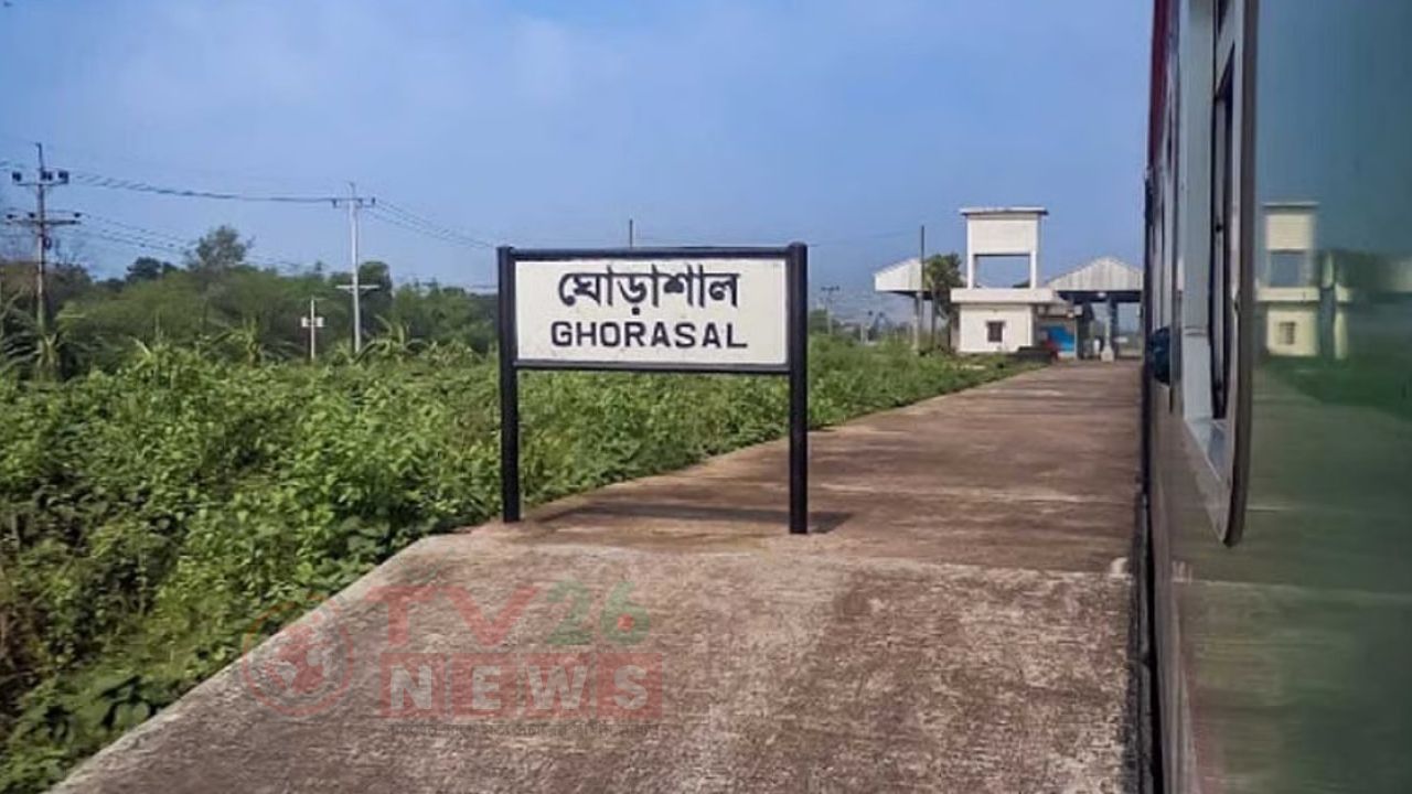 মেয়েকে নিয়ে রেললাইনে হাঁটছিলেন মা, ট্রেনে কাটা পড়ল দুজনই
